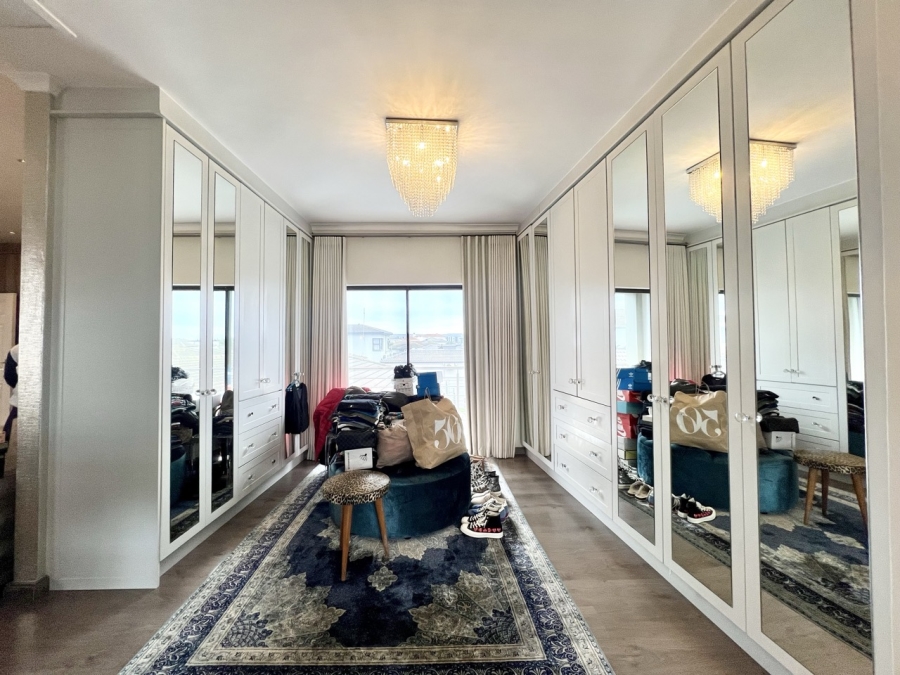 5 Bedroom Property for Sale in Parklands North Western Cape